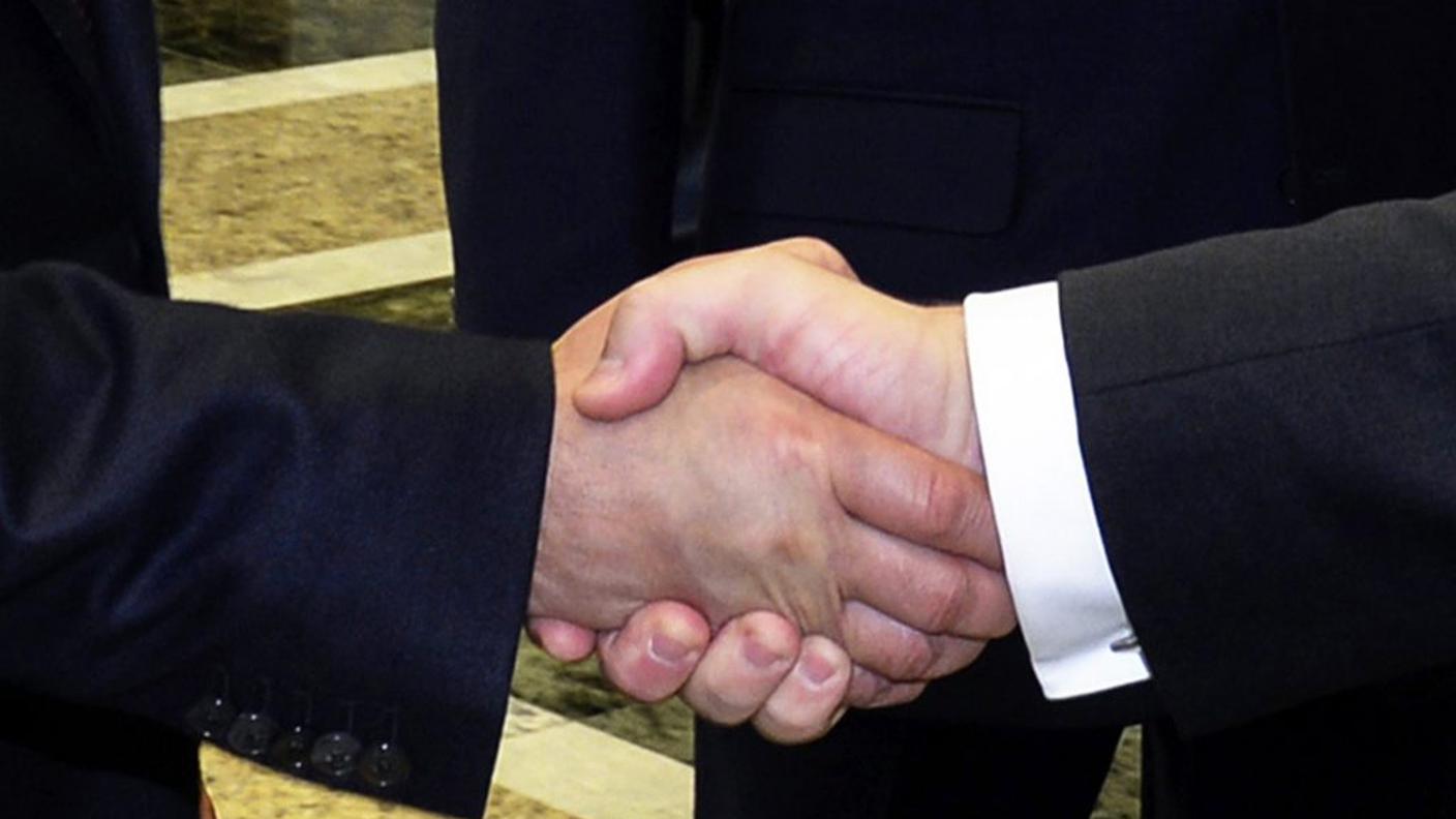 La storica stretta di mano tra i due presidenti