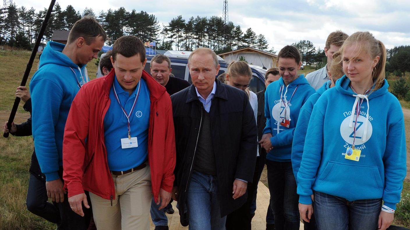 Putin mentre visita venerdi un centro sportivo 