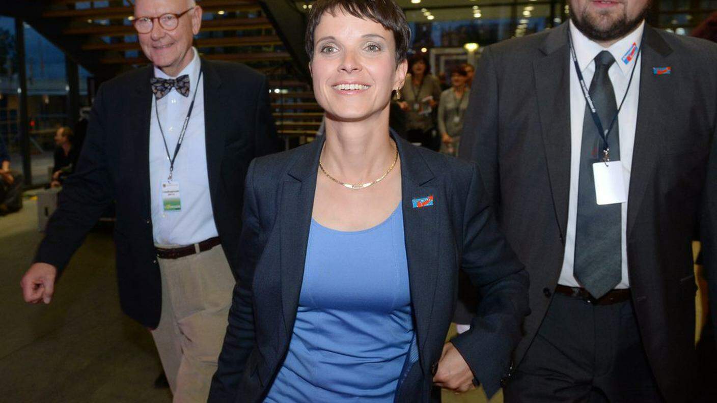 Frauke Petry, al centro, leader dell'AfD in Sassonia