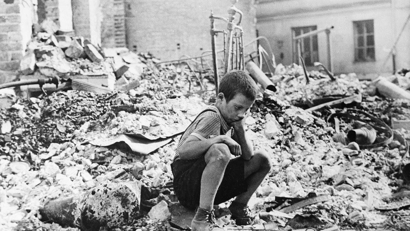 Un bimbo polacco seduto sulle macerie, il 1° settembre 1939