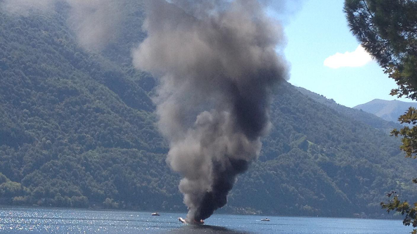 L'imbarcazione è scomparsa tra i flutti