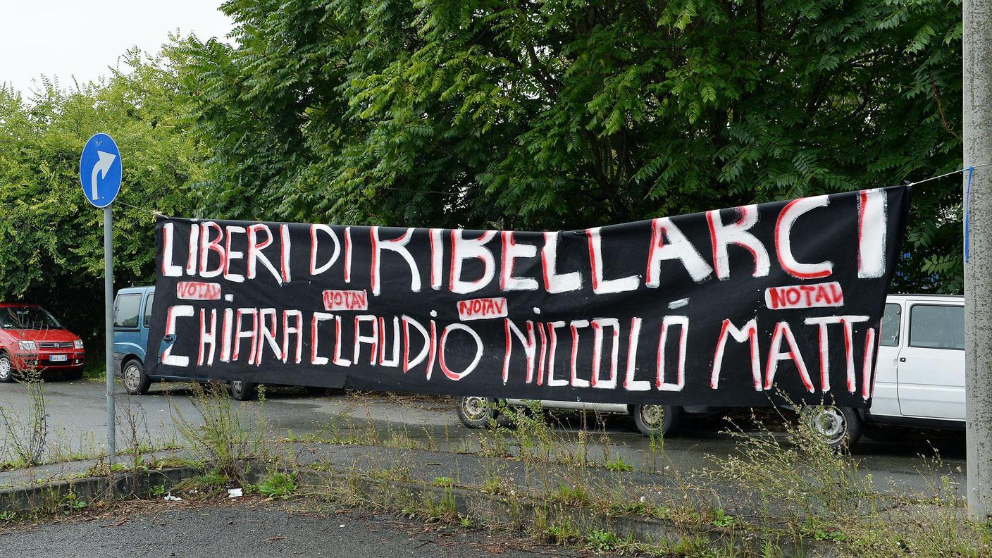 La manifestazione fuori dall'aula