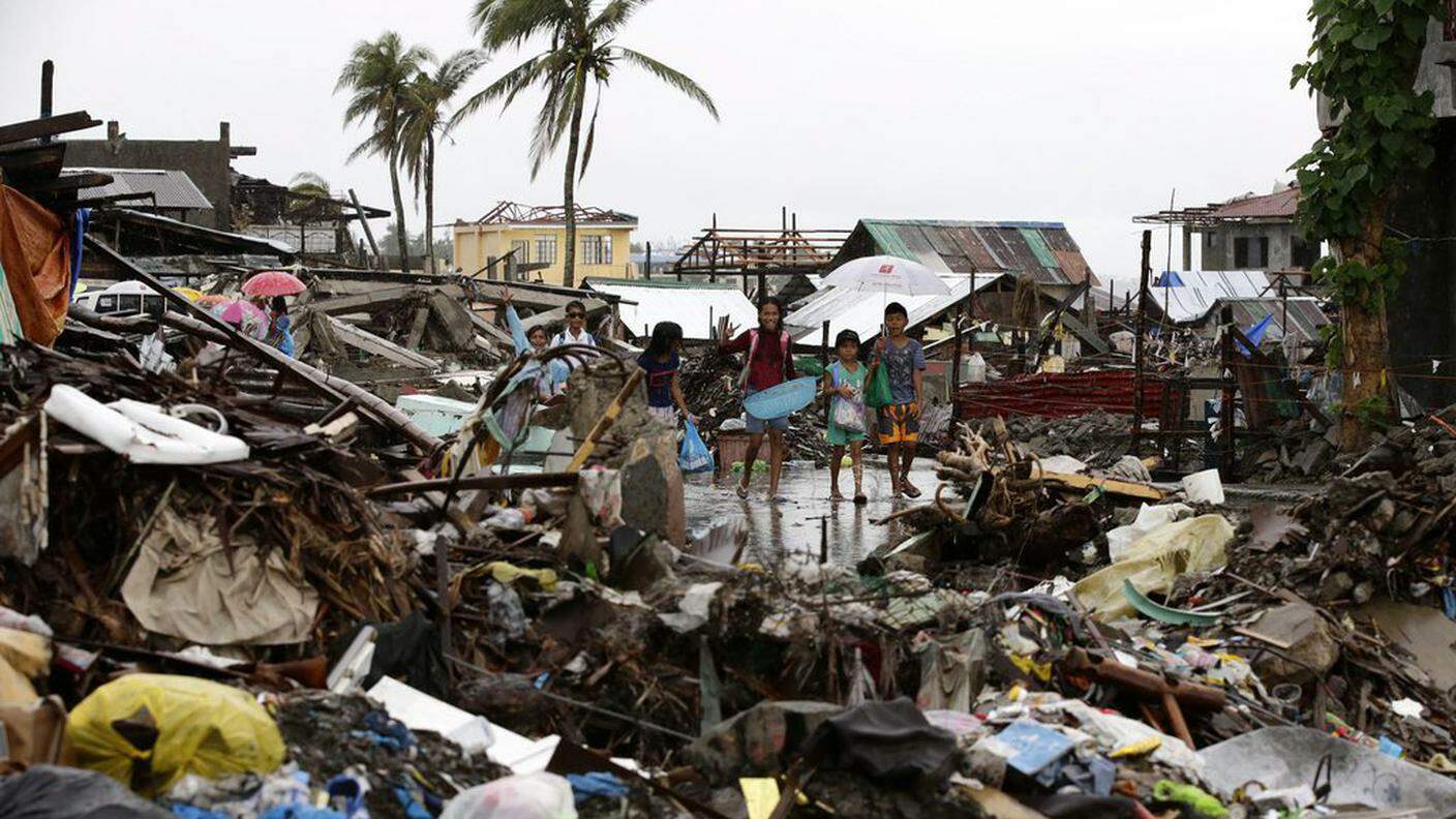 Il tifone Hayan, che ha colpito le Filippine, ha provocato oltre 4 milioni di sfollati