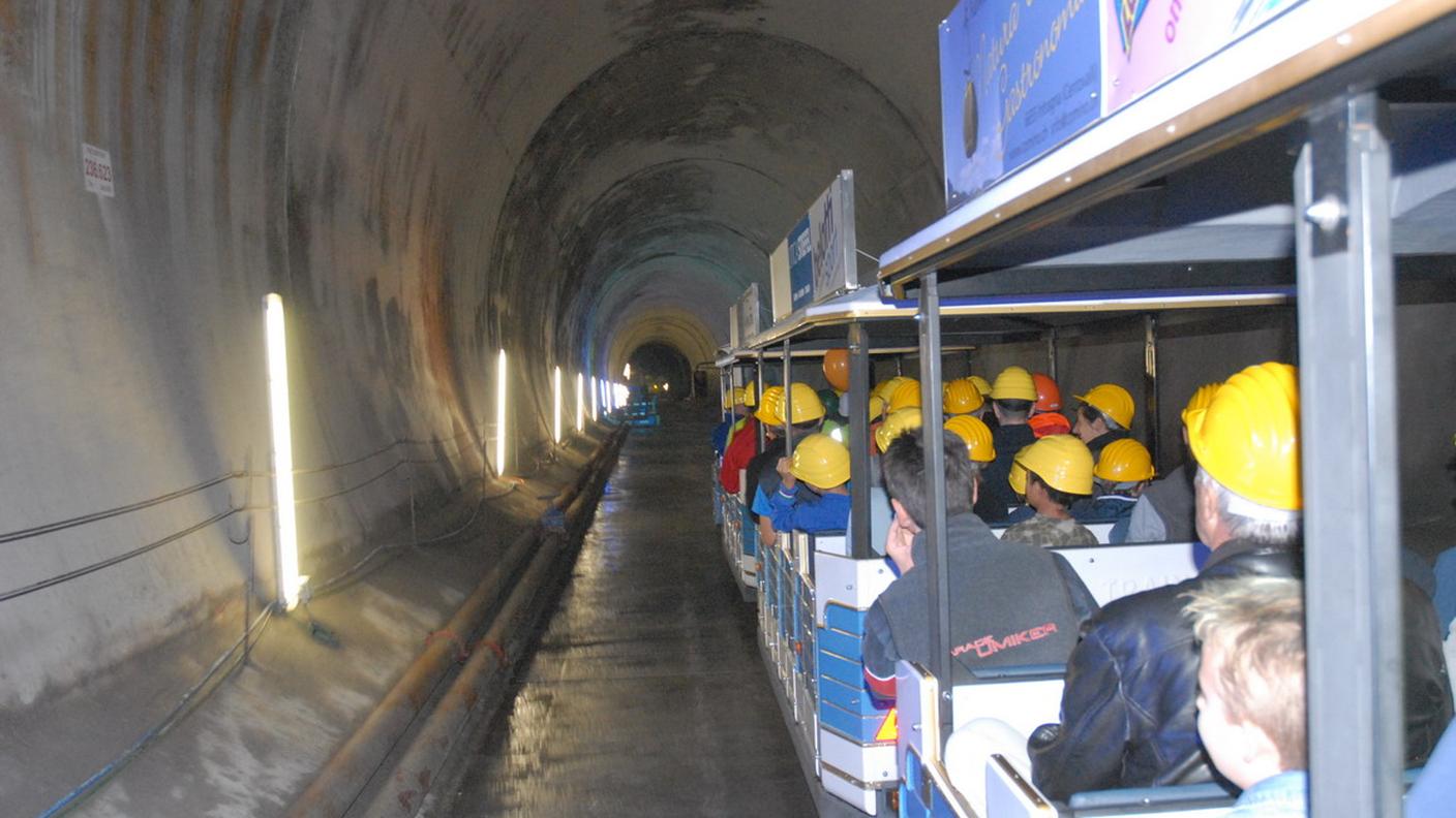 Col trenino nella galleria del cantiere secolo