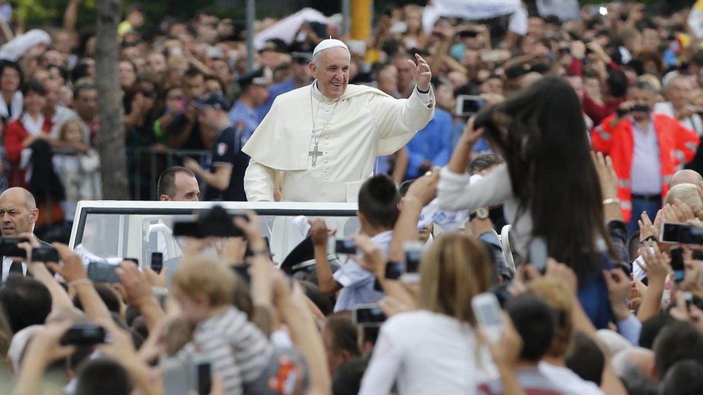 Al suo arrivo in Albania, il Papa è stato accolto da una folla di gente