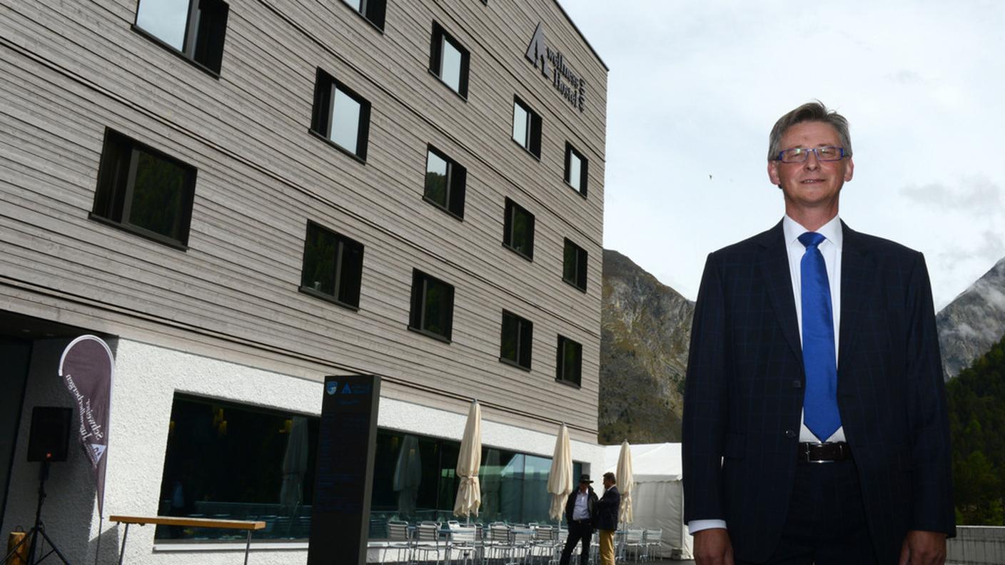 Il CEO di Swiss Youth Hostels Fredi Gmür davanti alla nuova struttura