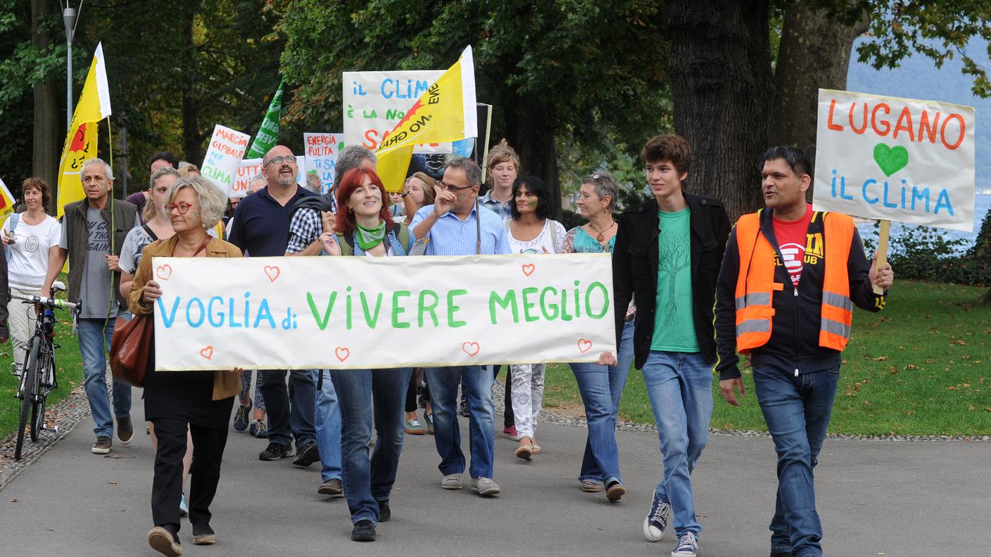 I partecipanti alla marcia organizzata dai Verdi a Lugano