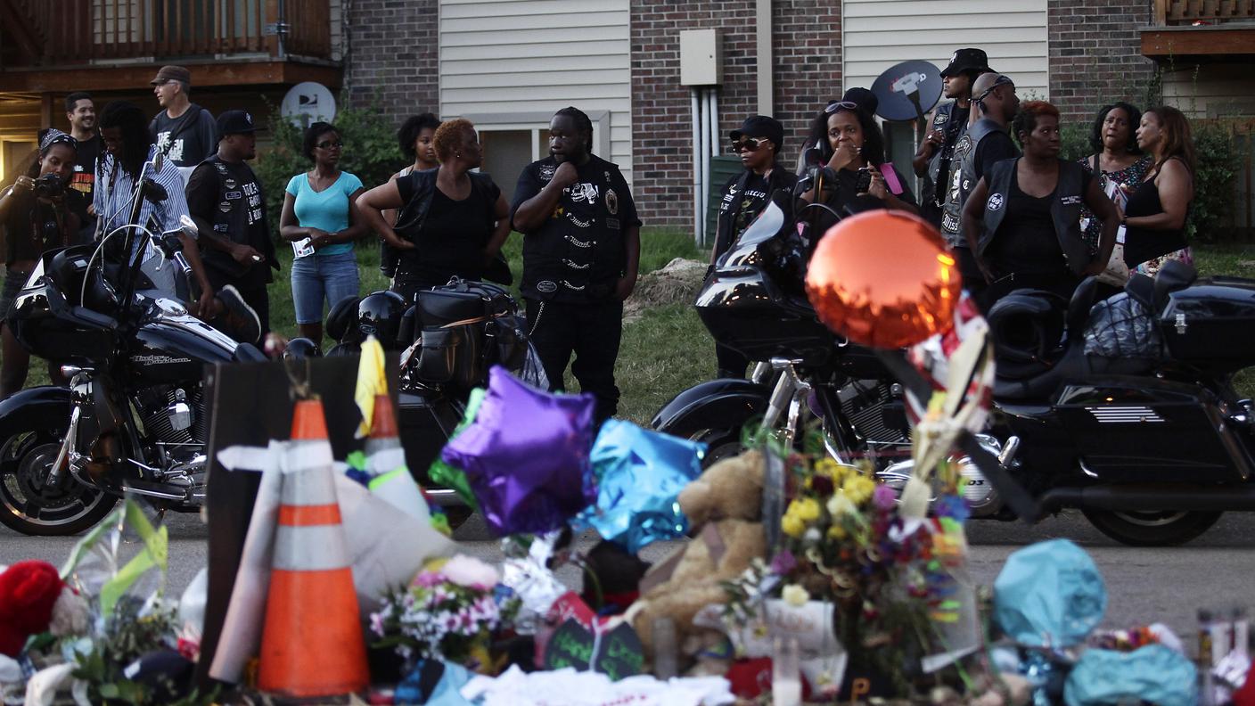 Gli oggetti a ricordo di Mike Brown a Ferguson distrutti da un incendio