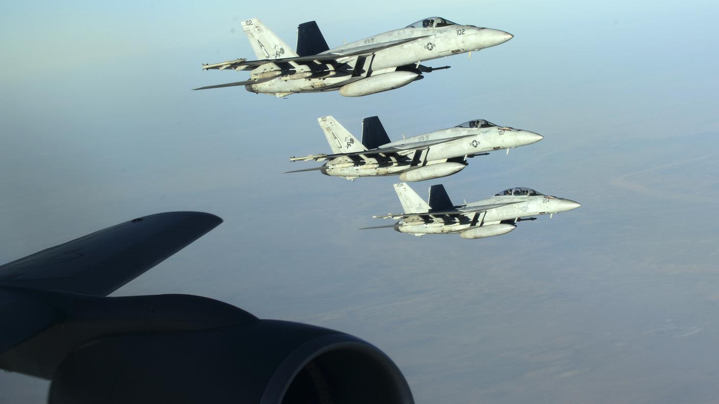 Cacciabombardieri americani F-18 SuperHornet in volo sopra la Siria