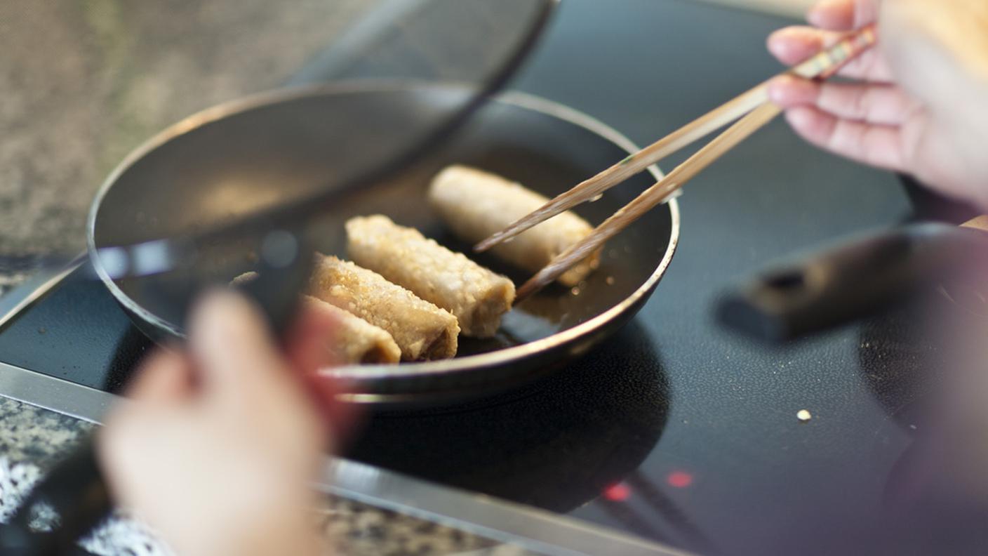 La donna stava cucinando degli involtini primavera