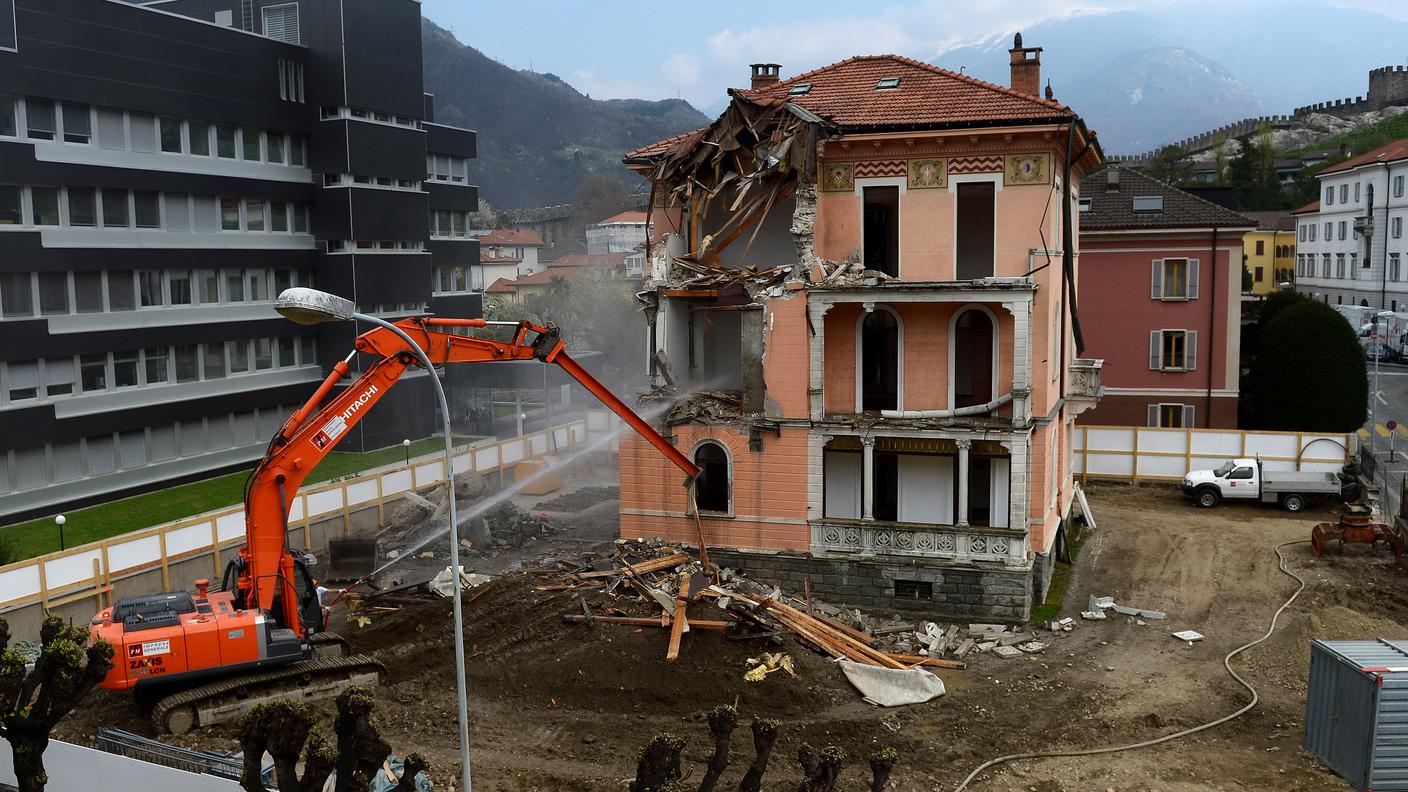 La demolizione di Villa Salvioni, nell'aprile del 2013