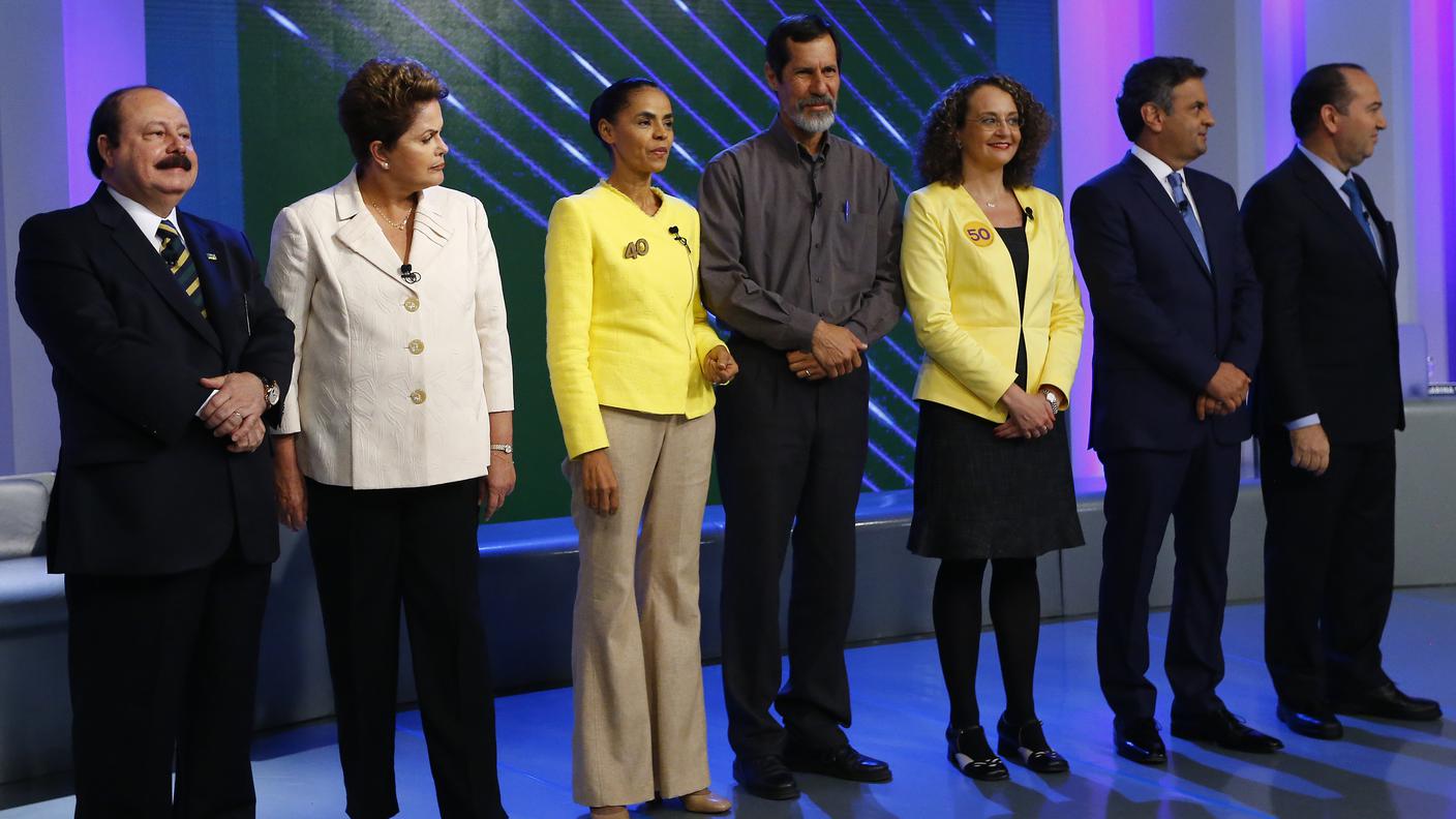 In tutto i candidati sono sette: eccoli prima del dibattito di giovedì sera. Rousseff e Silva sono la seconda e la terza da sinistra, Neves è il penultimo