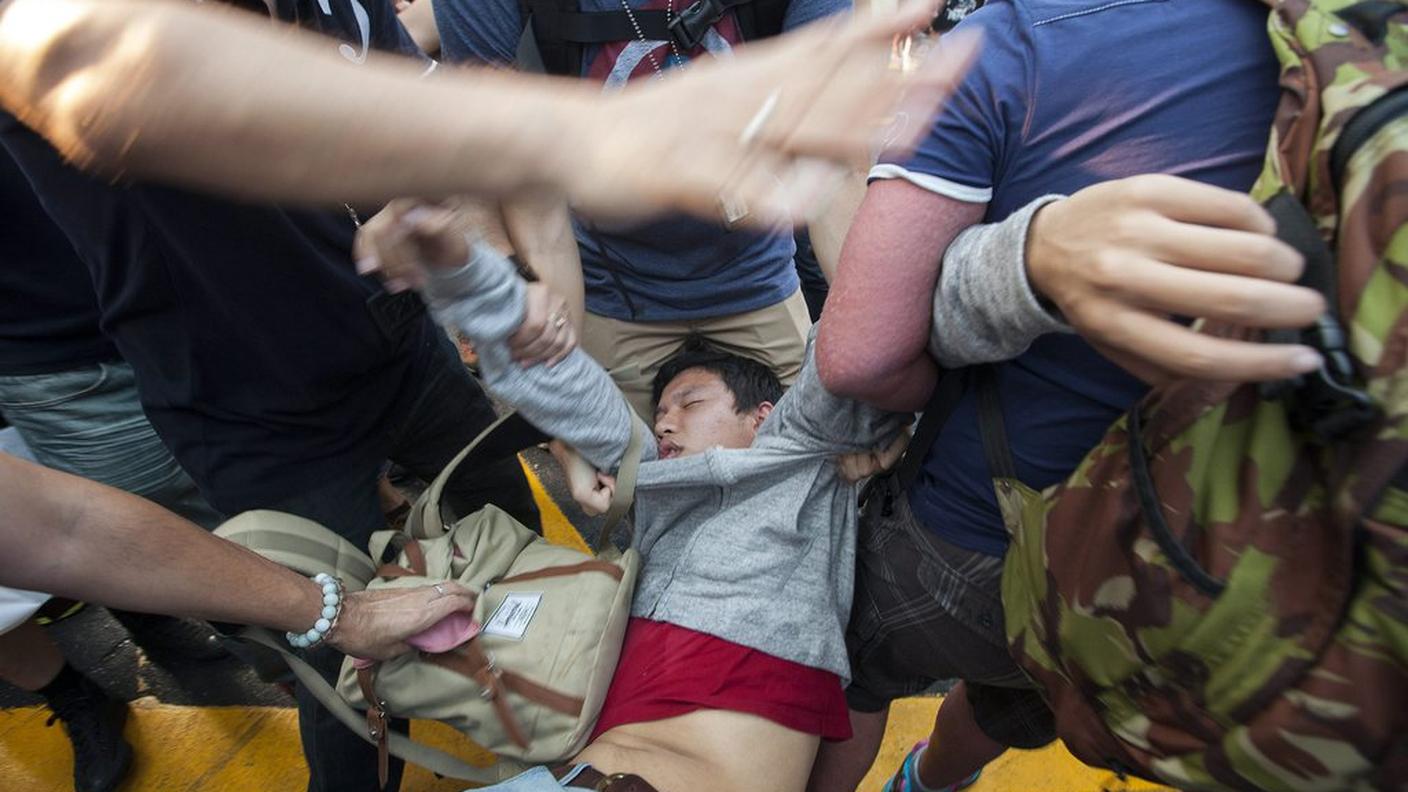 Uno studente ferito dopo gli scontri con i sostenitori di Pechino
