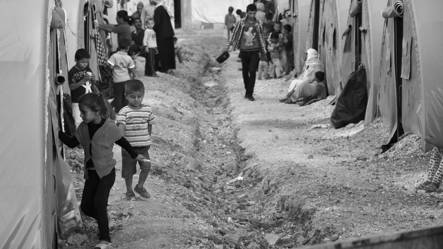 Tende nuove per i profughi, ma molti sono accampati per strada