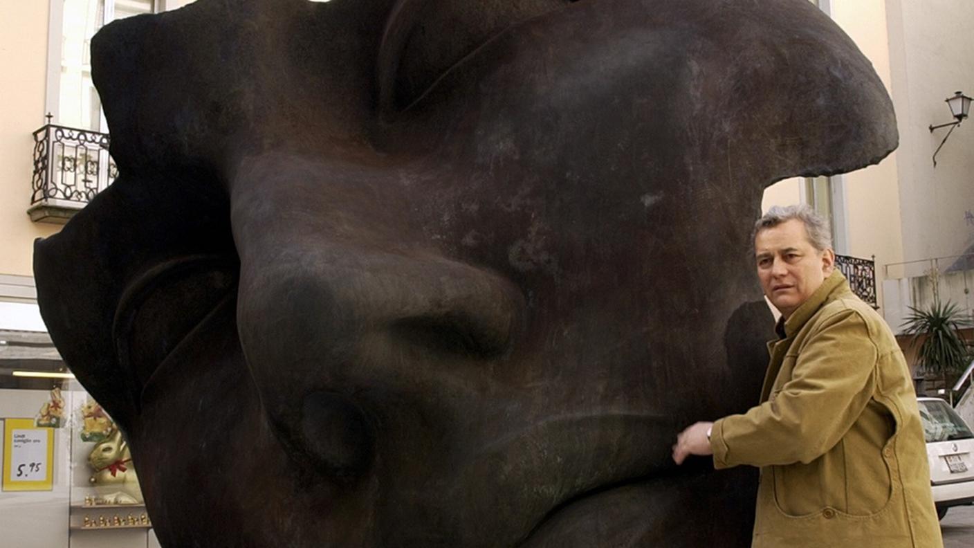 L'artista davanti a una delle sue opere a Lugano nel 2002