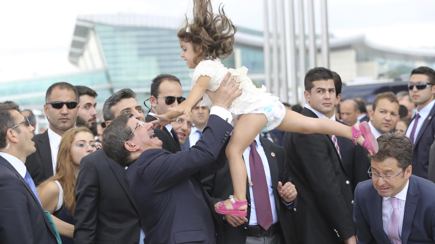 Il premier turco Davutoglu con la figlia del console rilasciato dall'IS