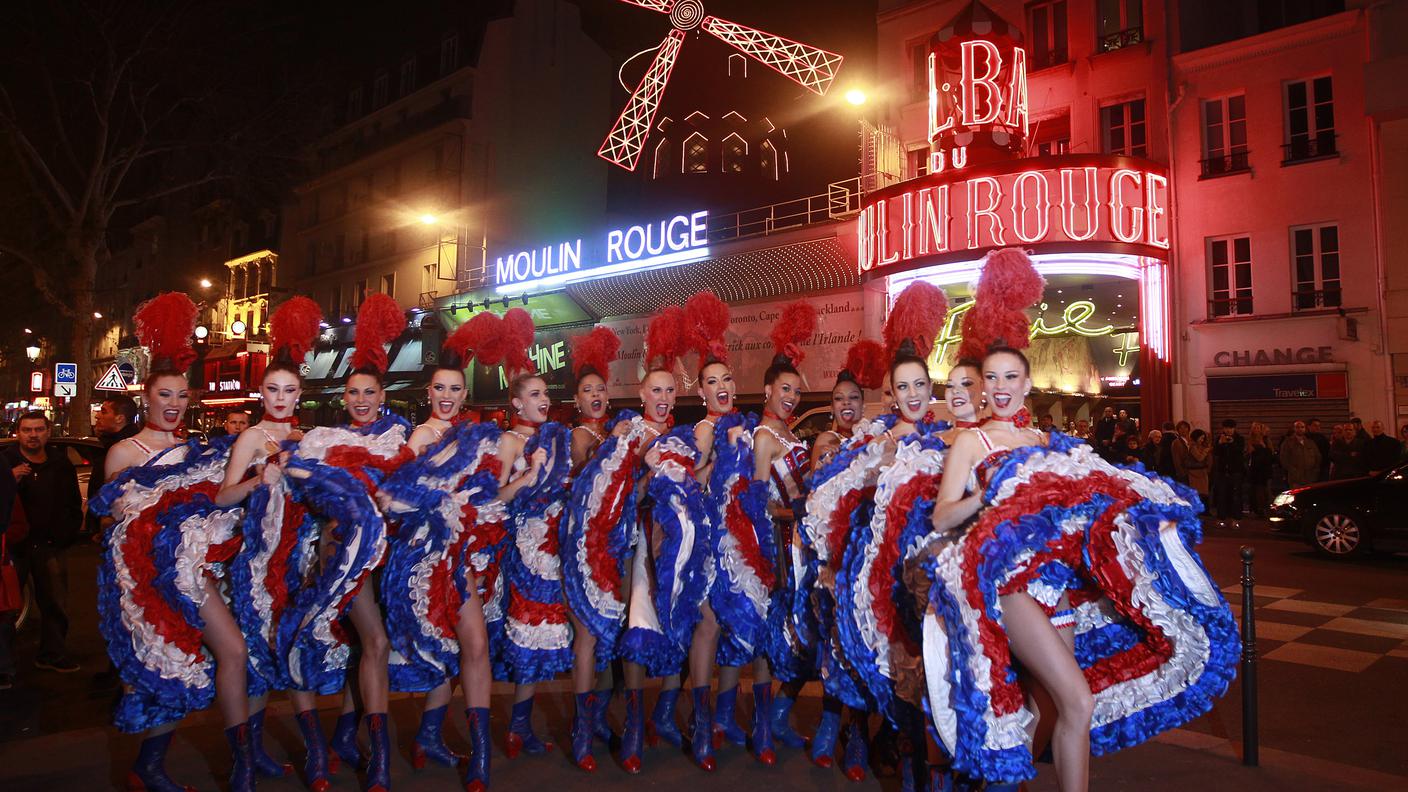 Danzatrici di cancan di fronte al cabaret...