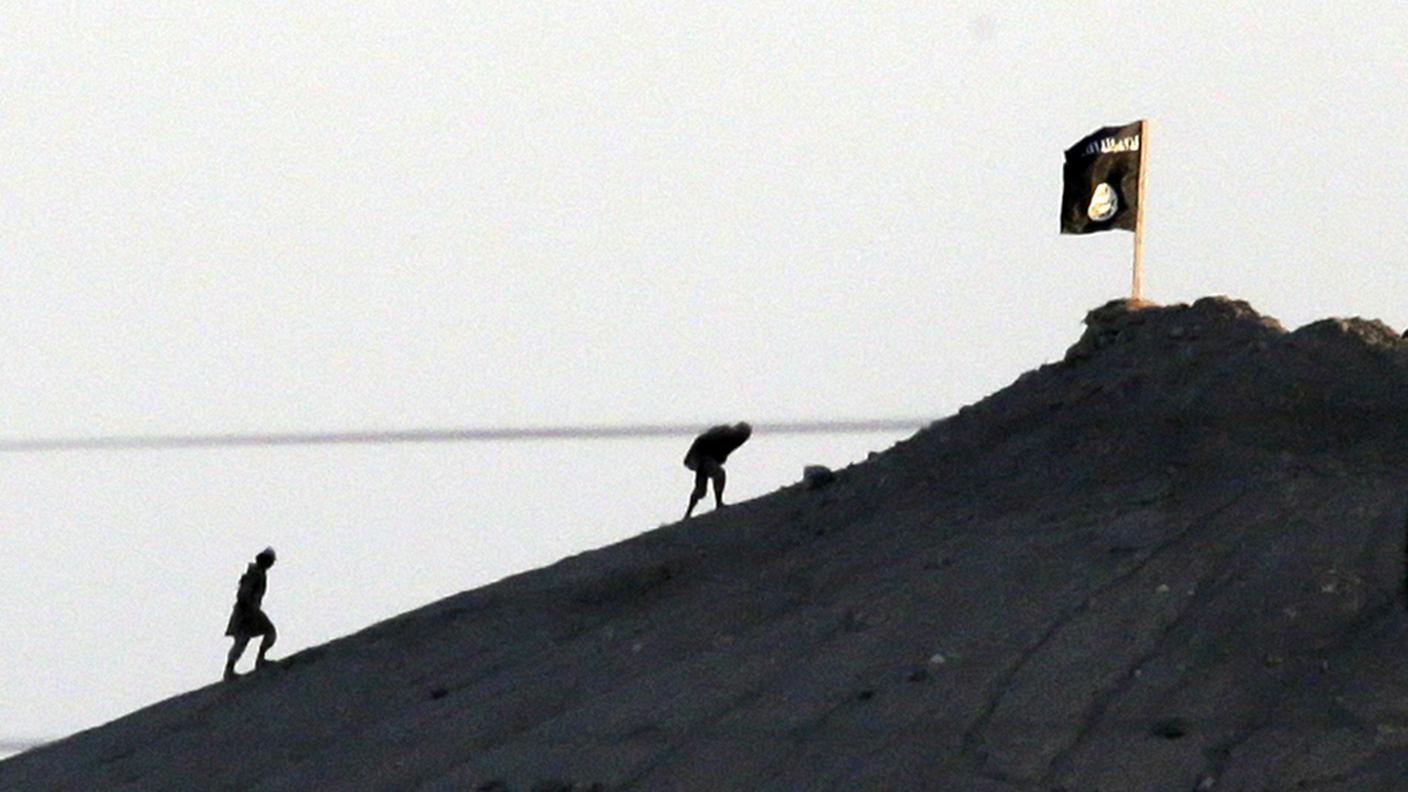 La bandiera dello Stato islamico sventola a Kobane, in Siria