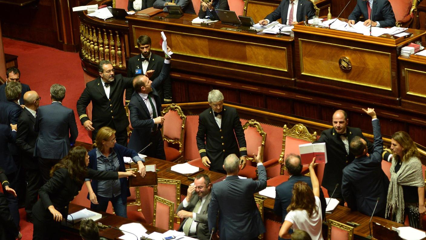 Urla e fischi nell'Aula del Senato italiano