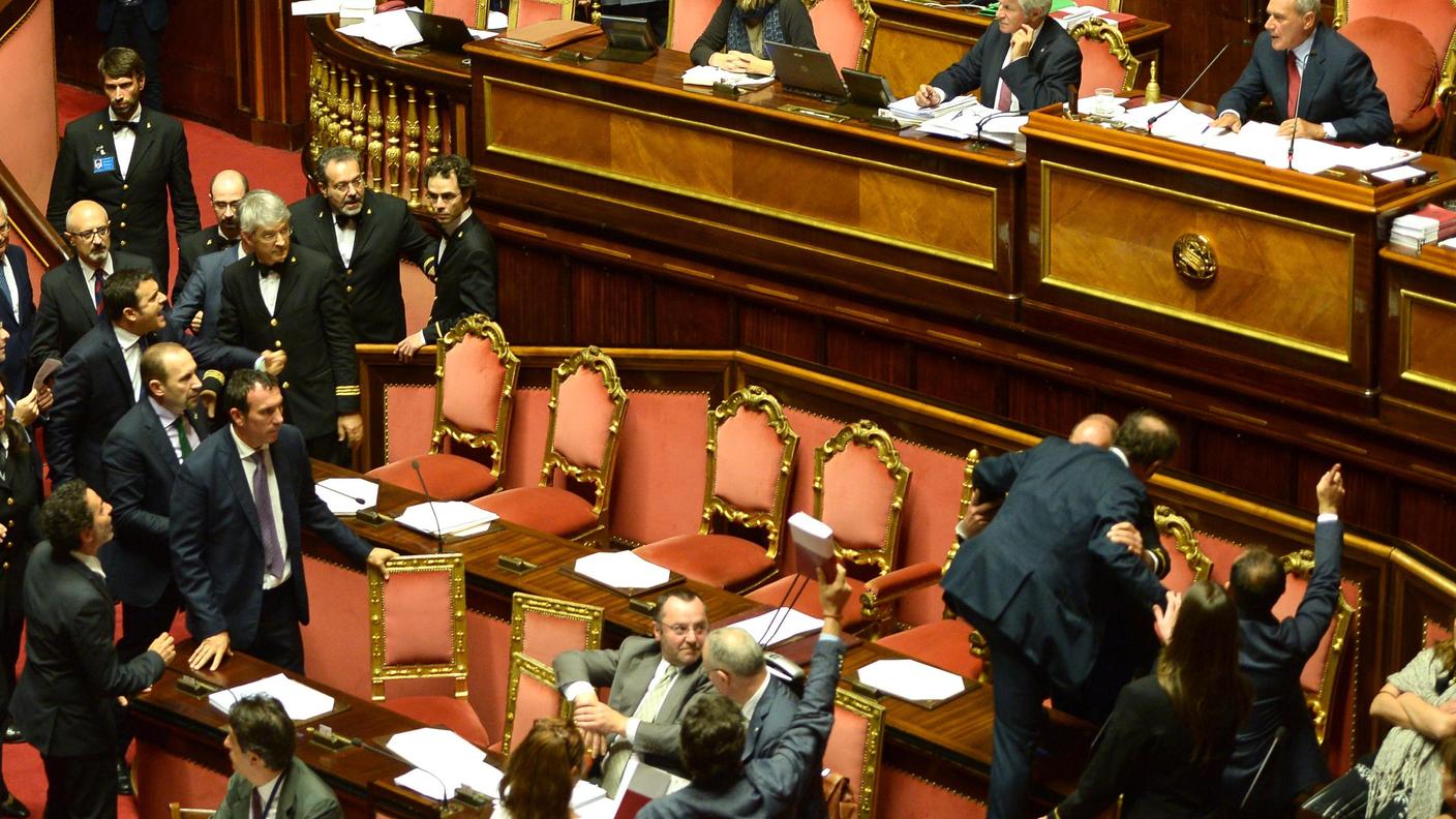 Urla e fischi nell'Aula del Senato italiano
