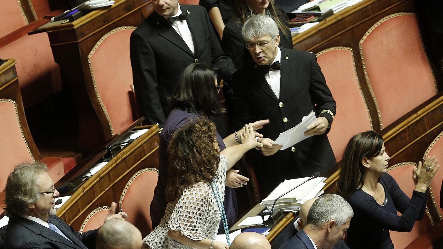 Urla e fischi nell'Aula del Senato italiano