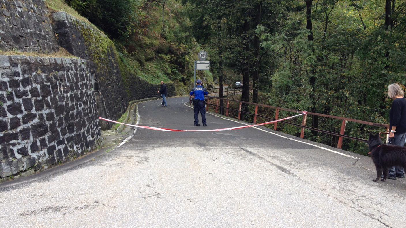 Strada chiusa per l'intervento della polizia