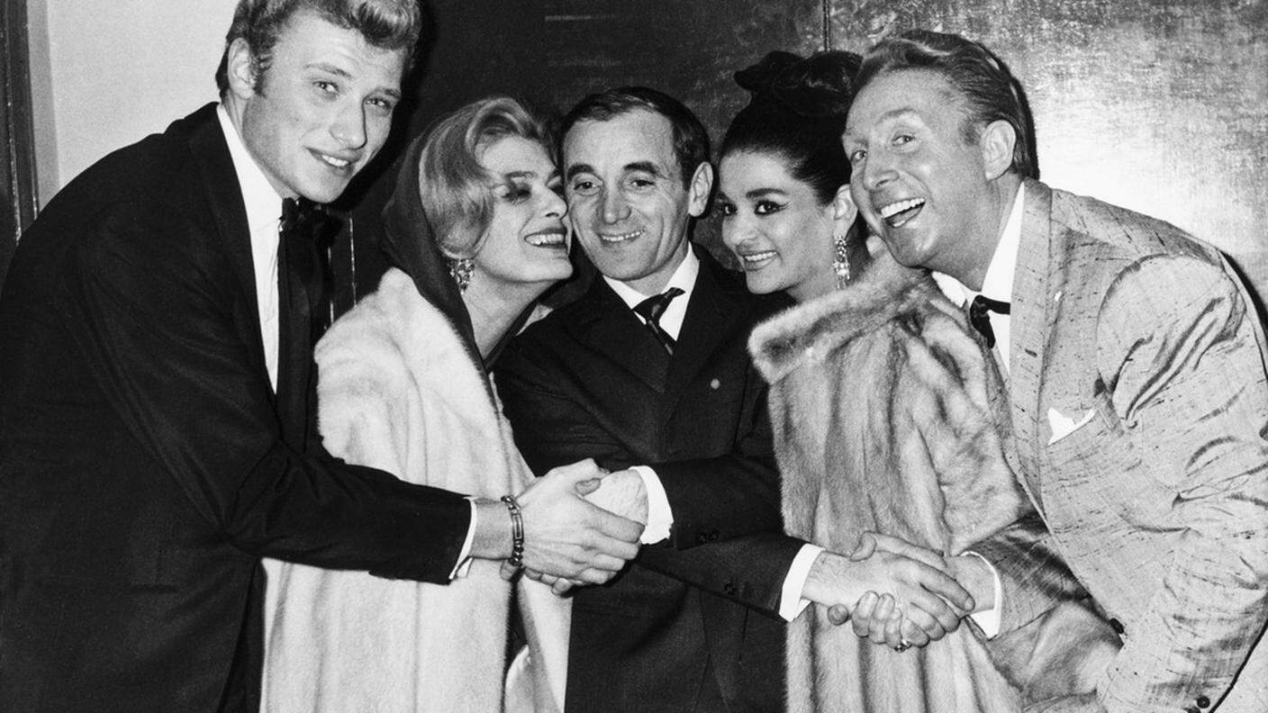 Da sinistra con gli amici Johnny Hallyday, cantante francese, Melina Mercouri, attrice e cantante greca, La Chunga, danzatrice di flamenco e pittrice spagnola, Charles Trenet, cantautore francese nel 1963