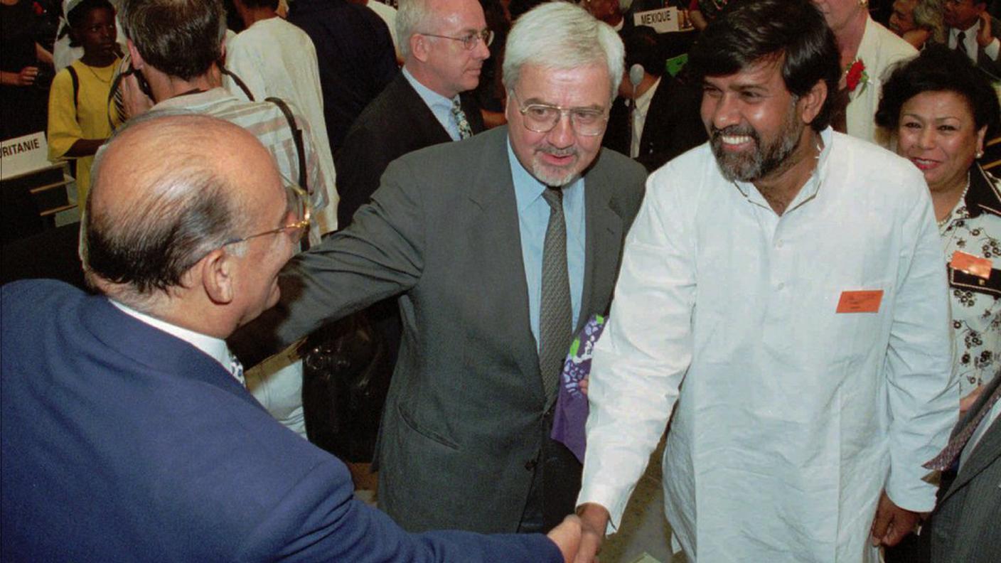 Kailash Satyarthi (a destra) a Ginevra nel 1998