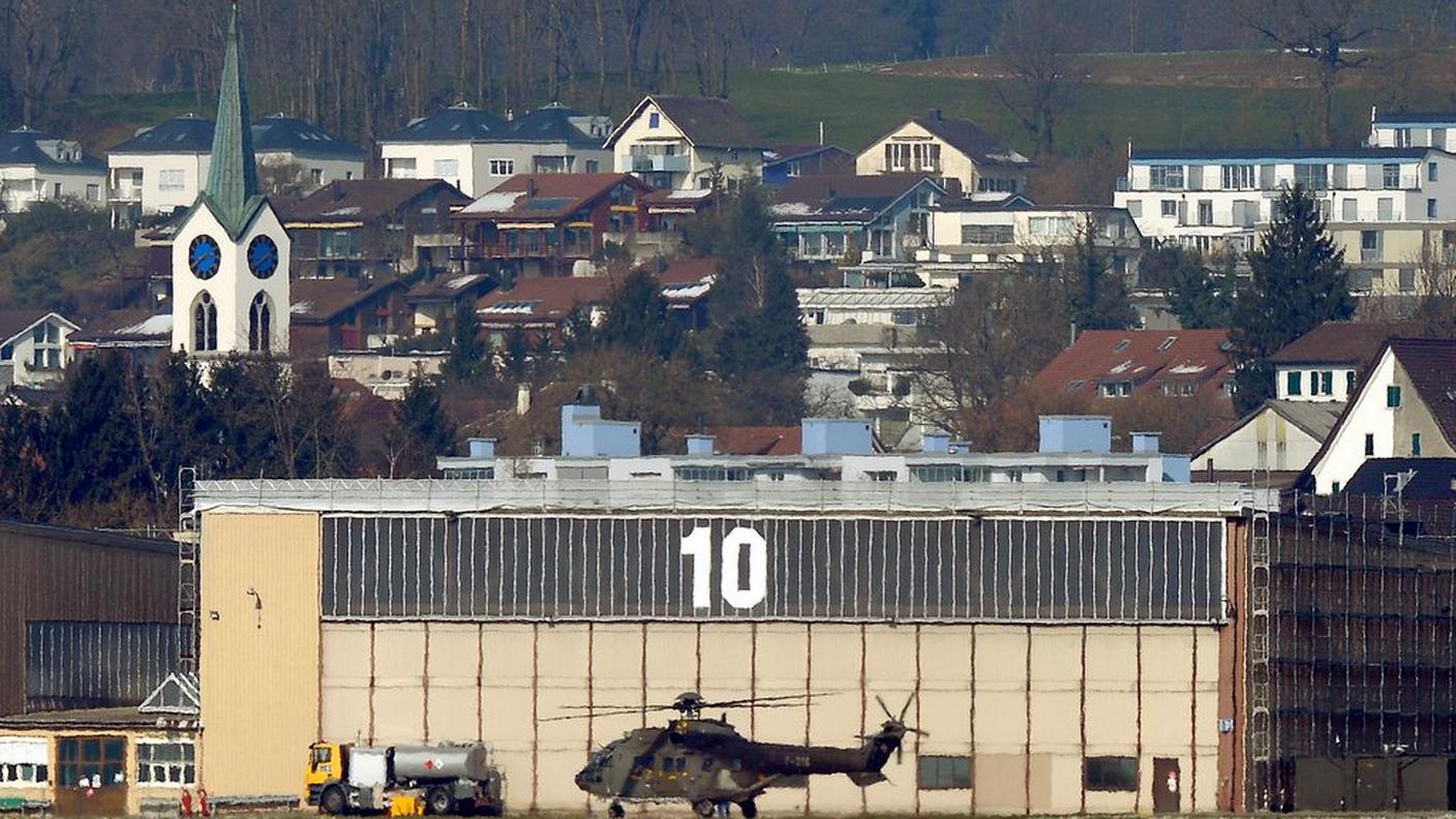 Un elicottero Superpuma all'aerodromo militare di Dübendorf