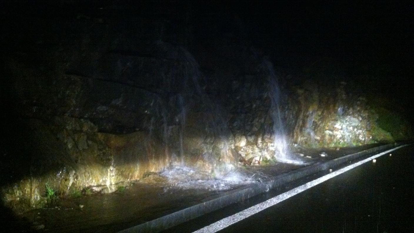 Riali ingrossati, acqua un po' ovunque sulle strade delle valli del Locarnese ore 5:00