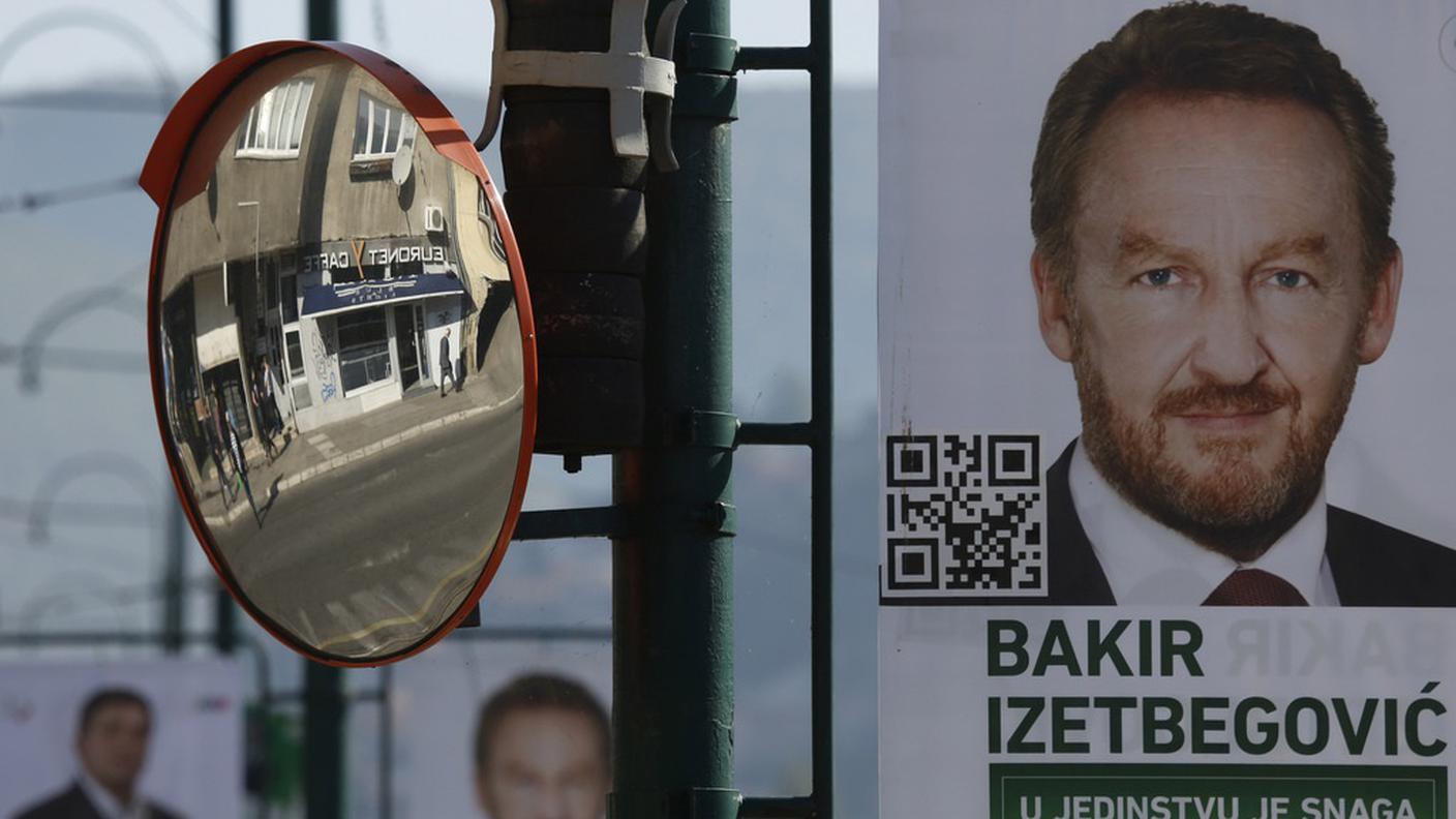 Un poster elettorale di Bakir Izetbegovic