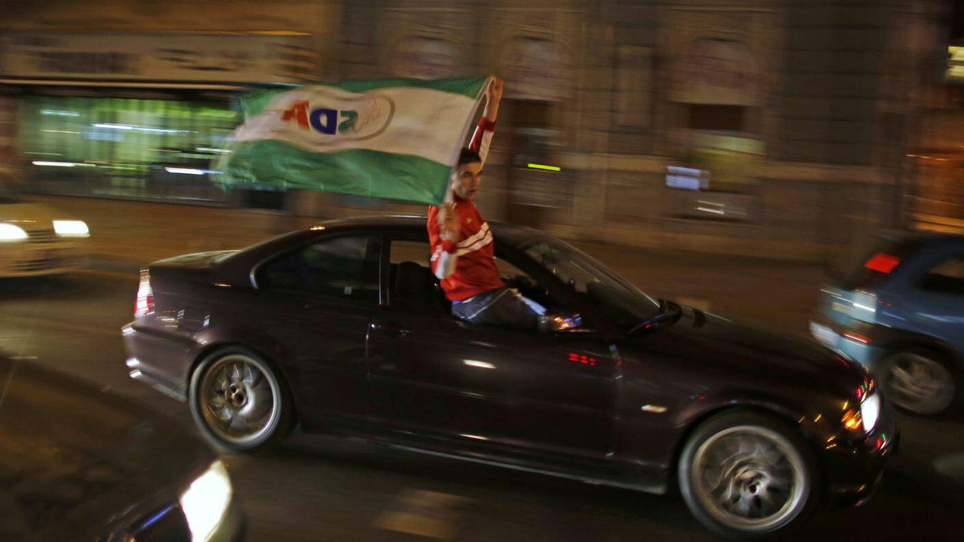 Un sostenitore festeggia l'elezione di Bakir Izetbegovic