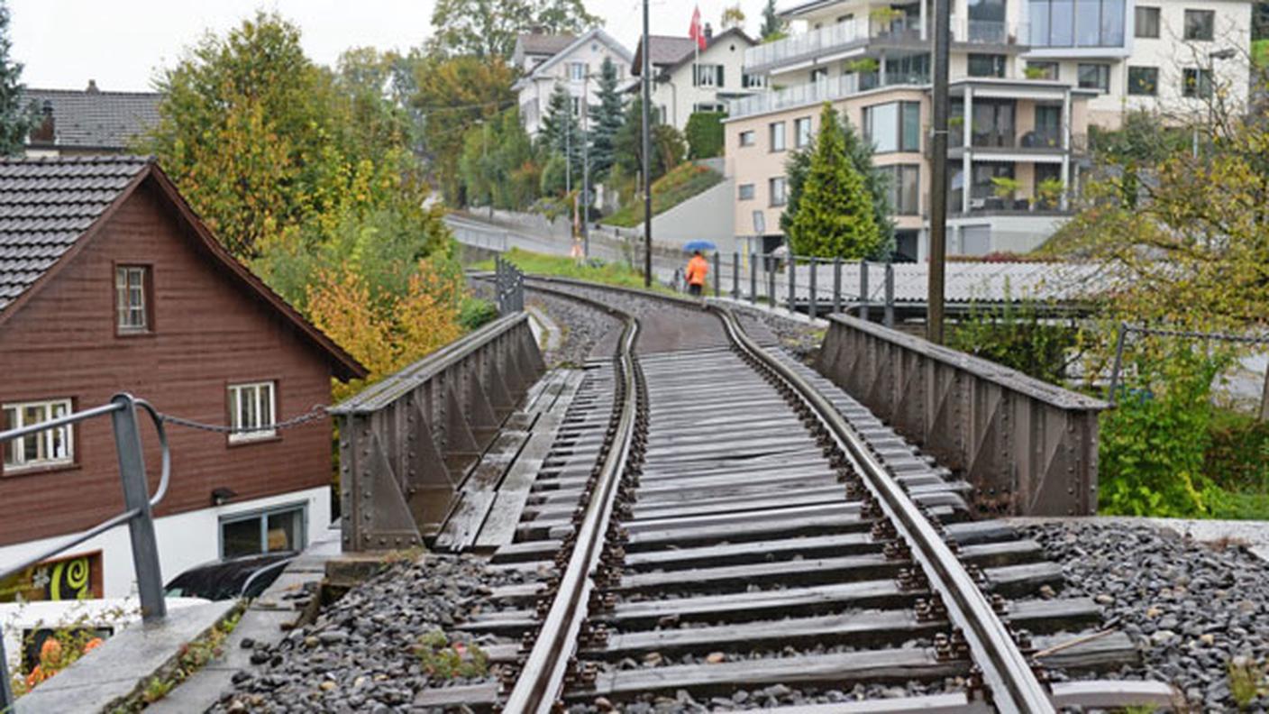 I binari del ponte ferroviario deformati dall'urto a Hinwil