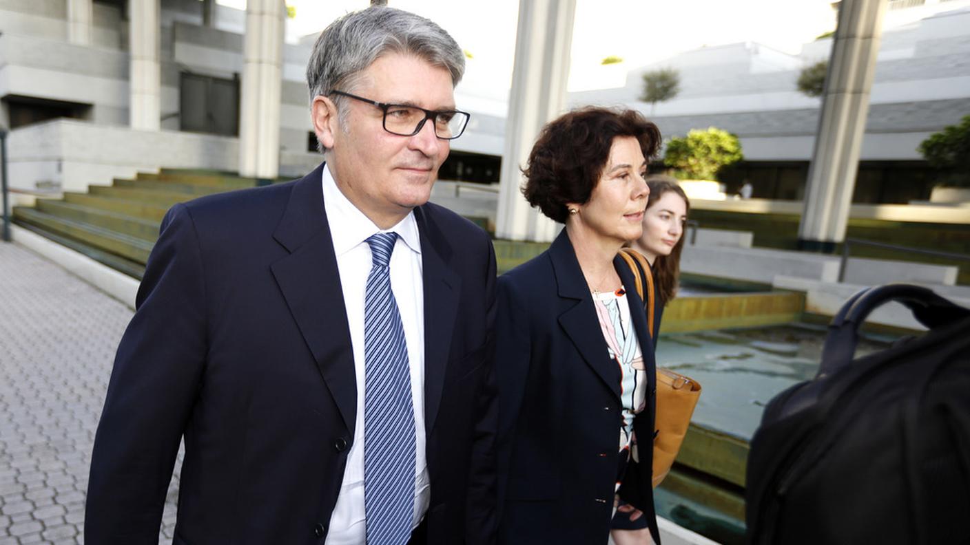 L'arrivo in tribuanale con la moglie