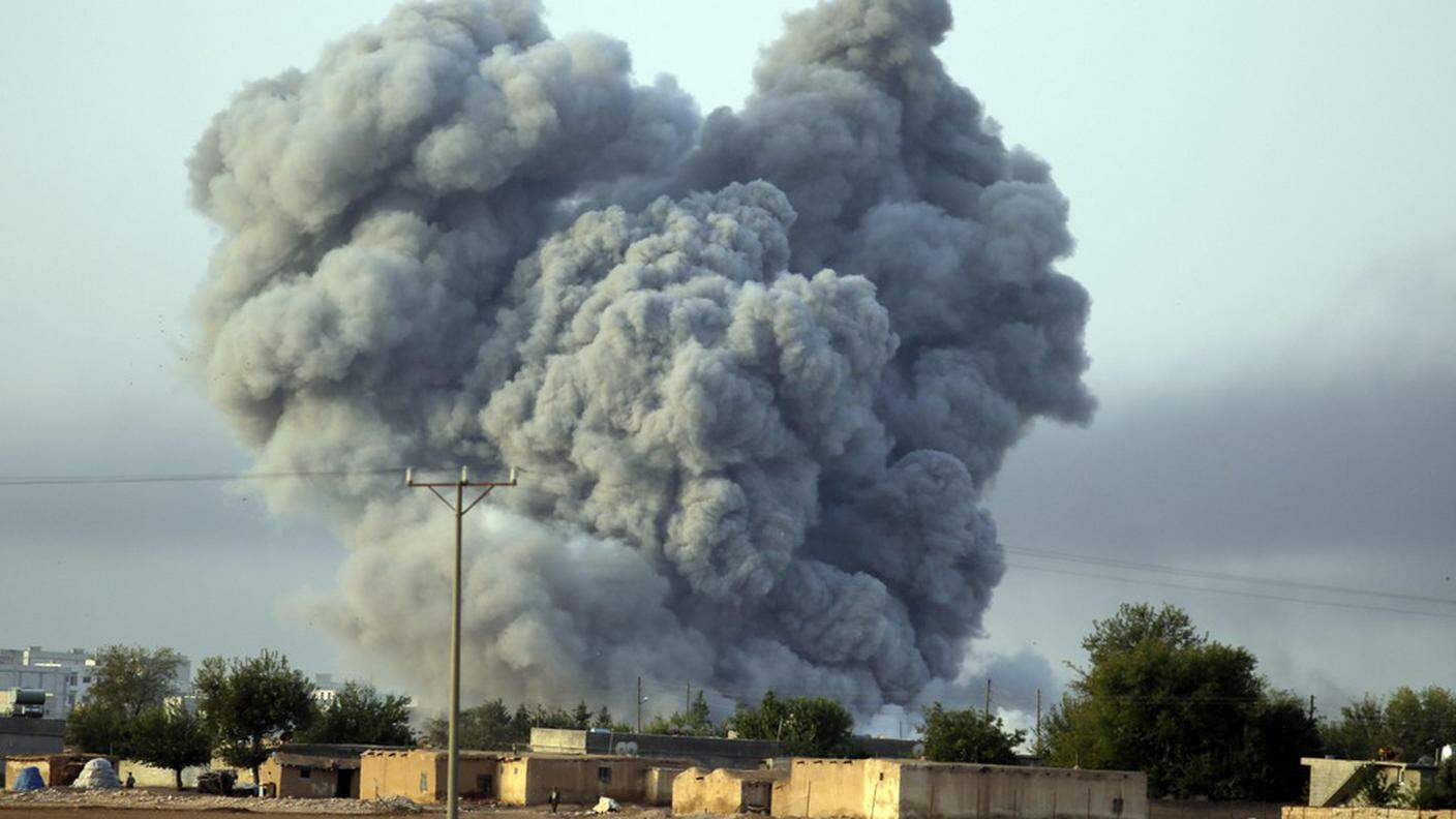 Una bomba lanciata da un velivolo della coalizione su Kobane