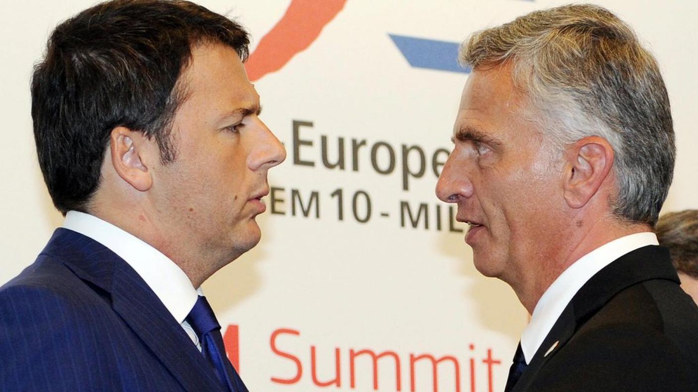 Il premier italiano Matteo Renzi accoglie l'ospite elvetico