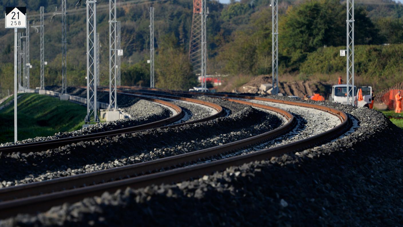 Il cantiere taglia in tre il paese