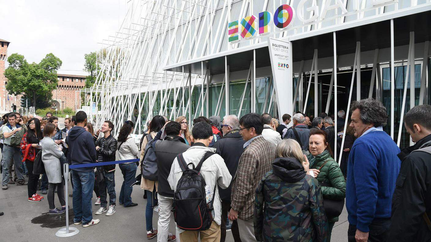 Persone in fila alla biglietteria allestita all'Expo Gare a Milano