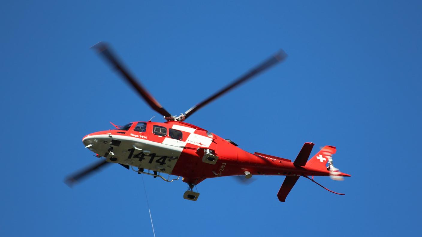 Dato il difficile accesso e la gravità delle ferite dell'uomo, è stato necessario l'intervento della REGA