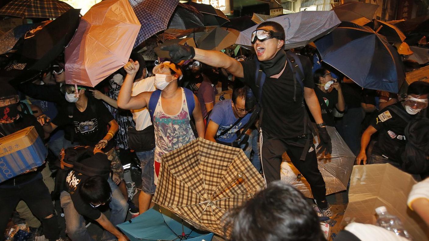 Con occhiali e ombrelli per proteggersi dai gas
