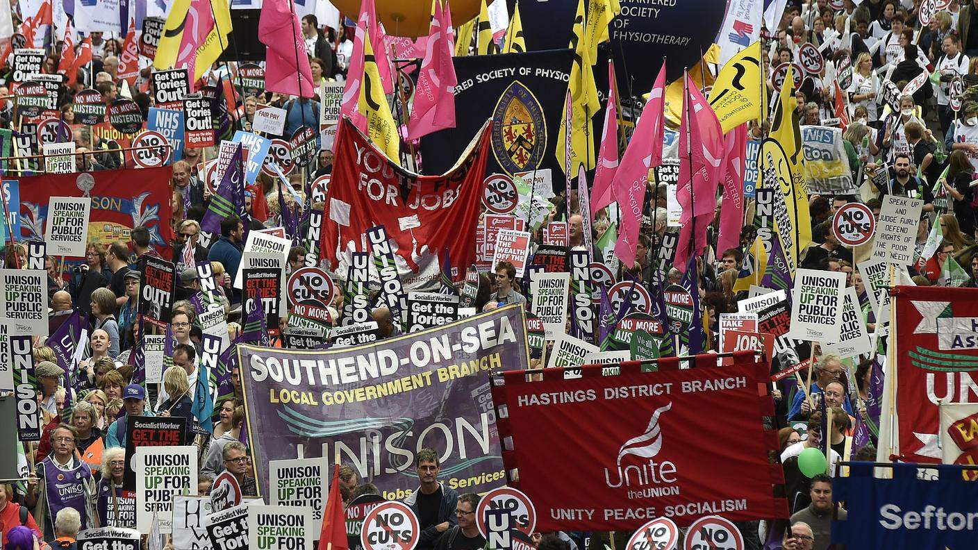 In migliaia hanno protestato contro l'erosione dei salari nel Regno Unito