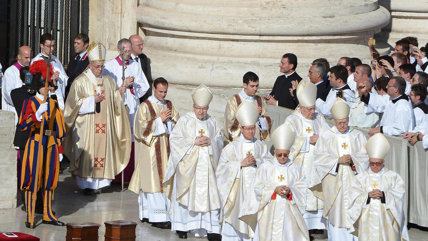 Un momento della cerimonia. Francesco è a sinistra della foto