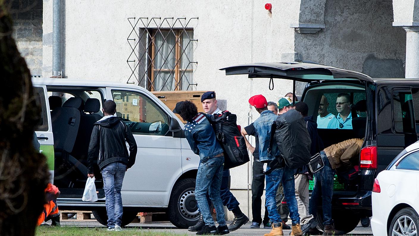 L'arrivo dei richiedenti l'asilo in caserma a Losone ©Ti-Press.jpg