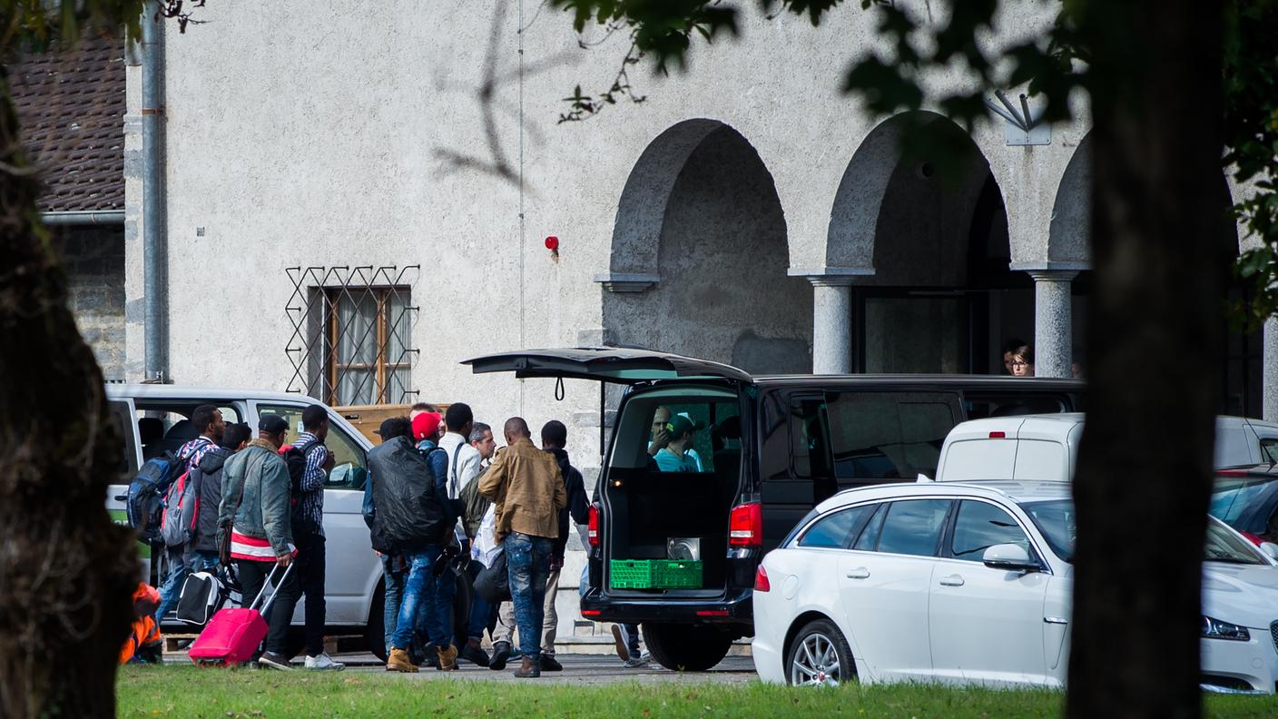 L'arrivo di un secondo furgone in caserma a Losone ©Ti-Press.jpg