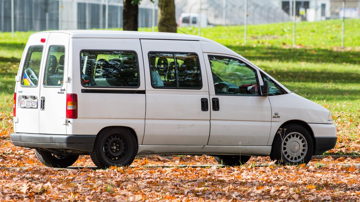 L'ultimo minivan con a bordo asilanti percorre i viali dell'ex caserma ©Ti-Press.jpg