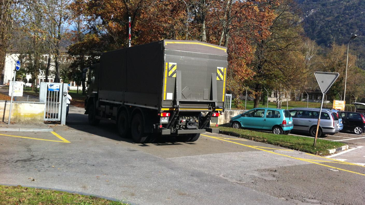 Un camion militare all'ingresso dell'ex caserma di Losone RSi.jpg