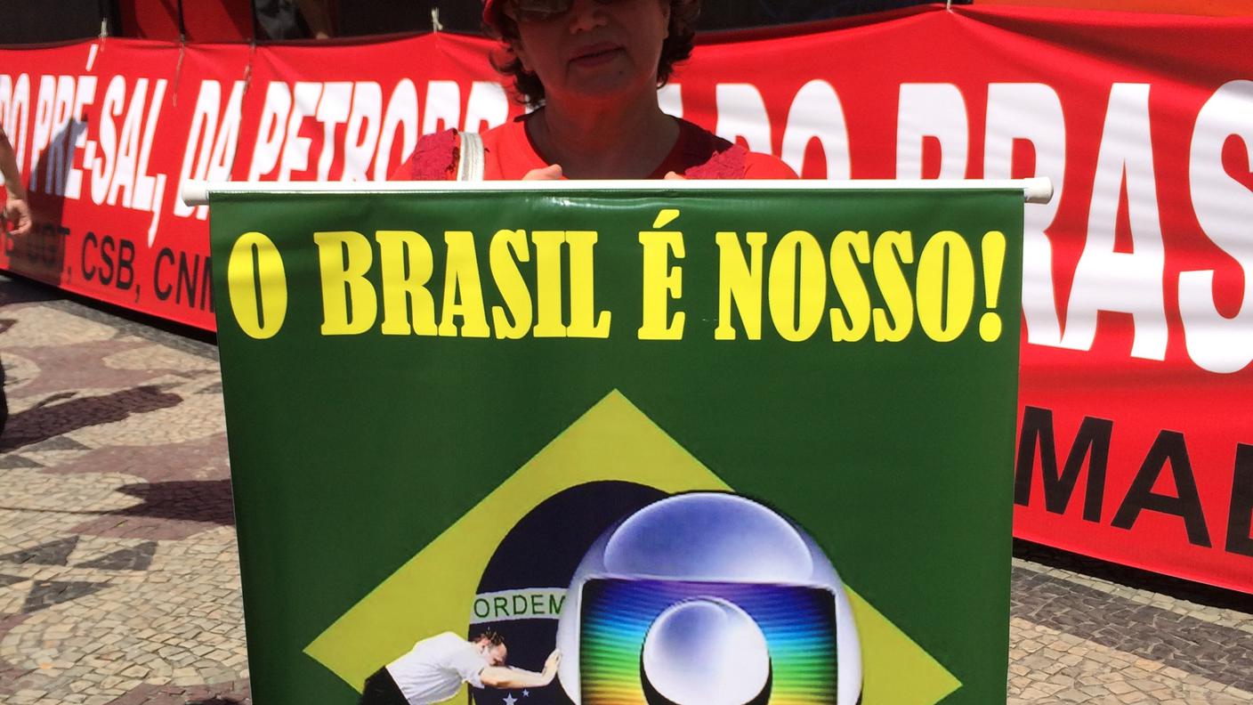 Supporter di Dilma Roussef contro la Tv Globo