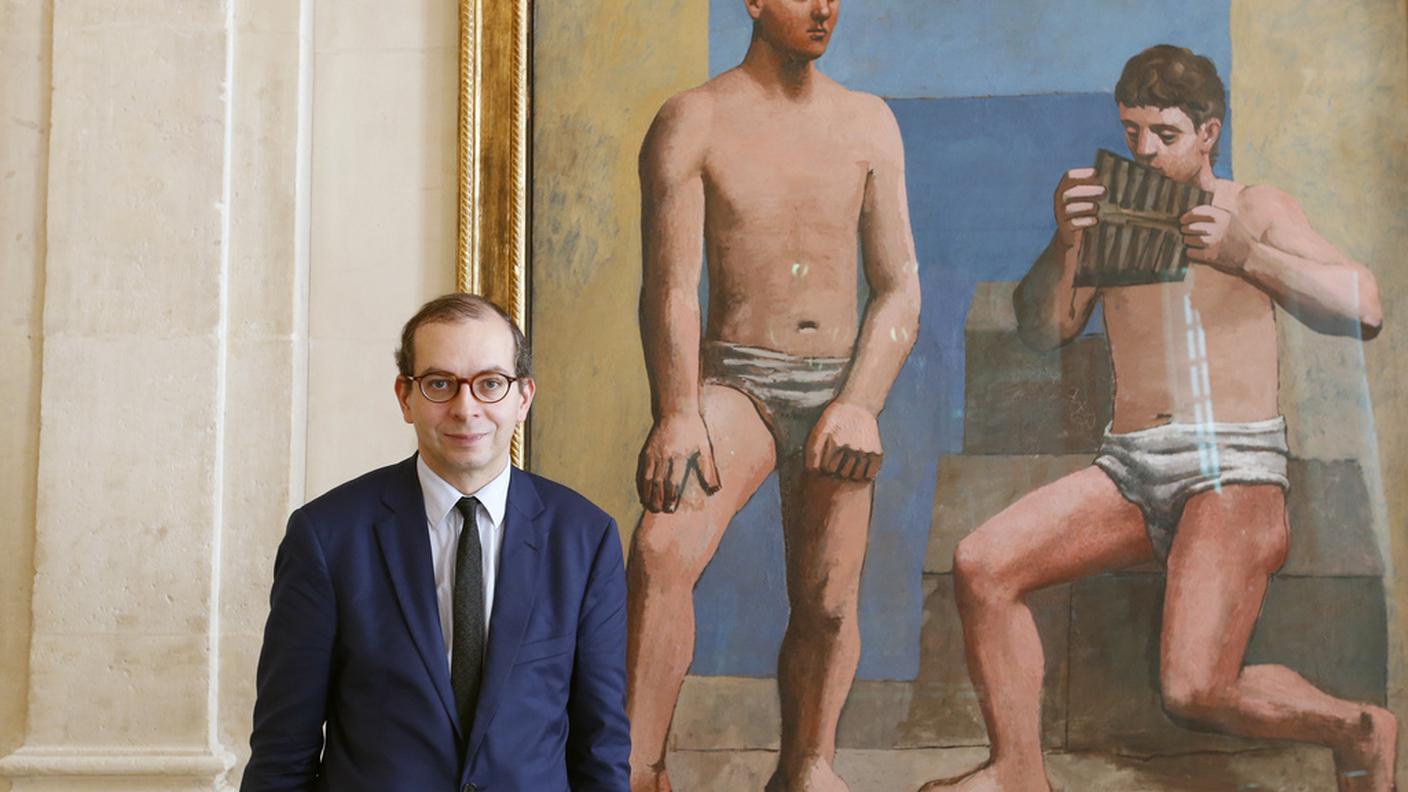 Il presidente dell'istituzione Laurent Le Bon davanti a uno dei 300 dipinti