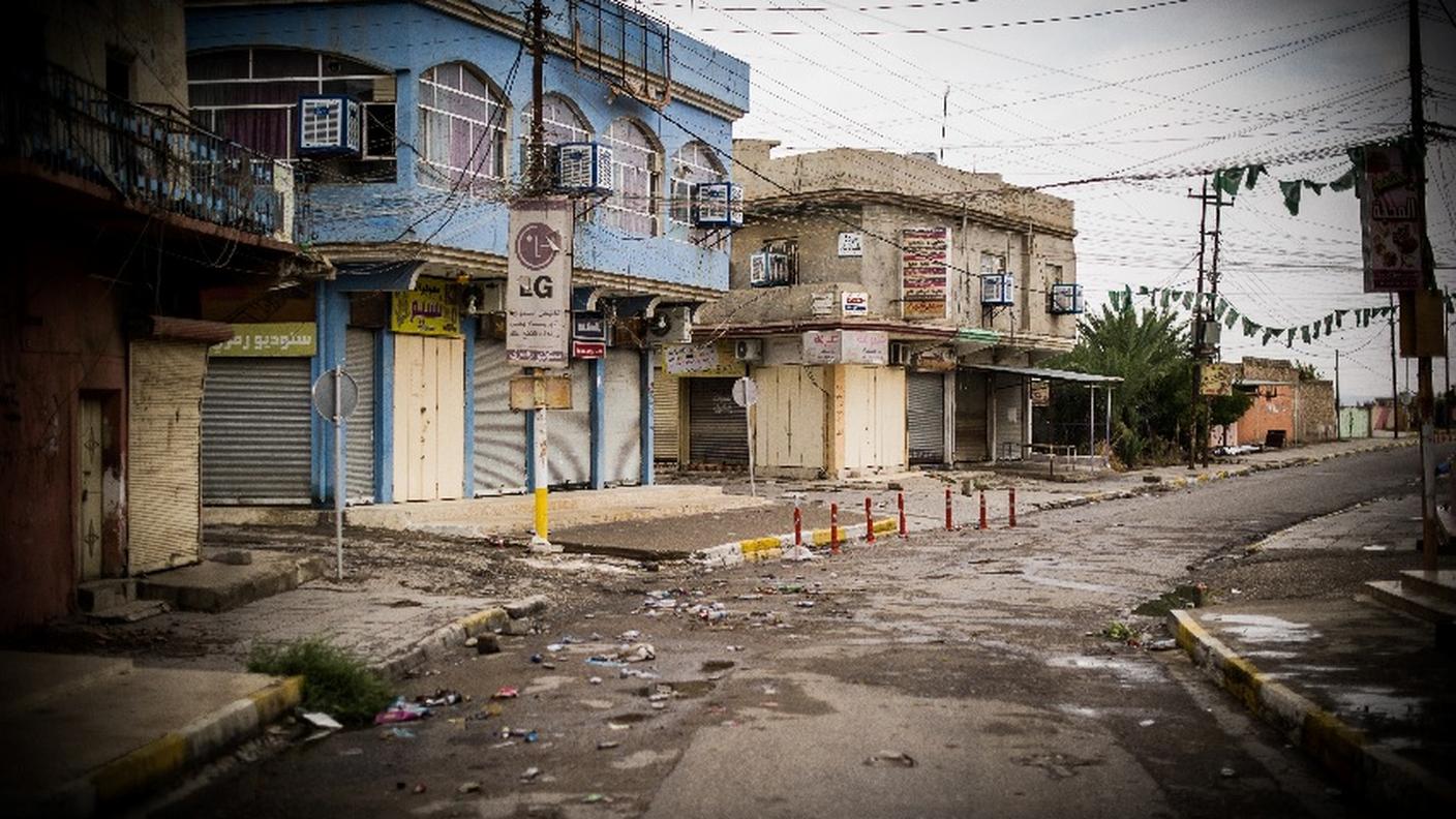 Una strada deserta nella cittadina di Tel Skuf