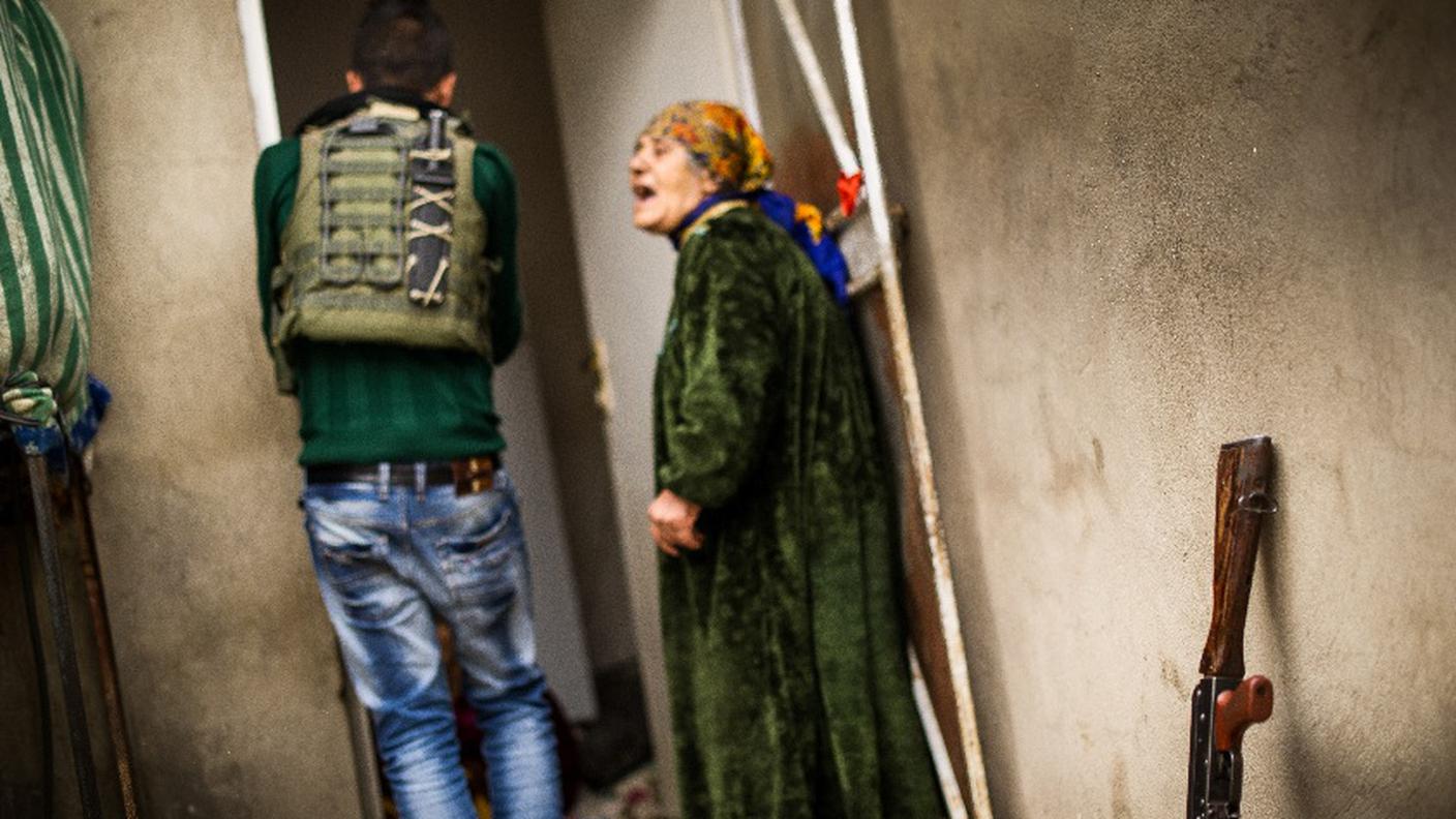 Hana e un giovane che combatte contro lo Stato islamico